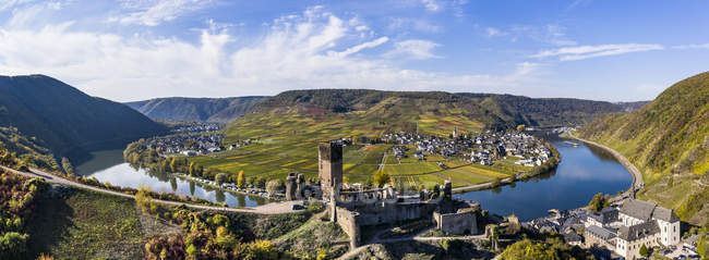 Germany, Rhineland-Palatinate, Poltersdorf, Moselle river, Metternich Castle — Stock Photo