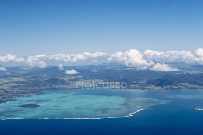 Mauritius, Oceano Indiano, Veduta aerea della costa orientale, Mahebourg e Isola Ile Aux Aigrettes — Foto stock