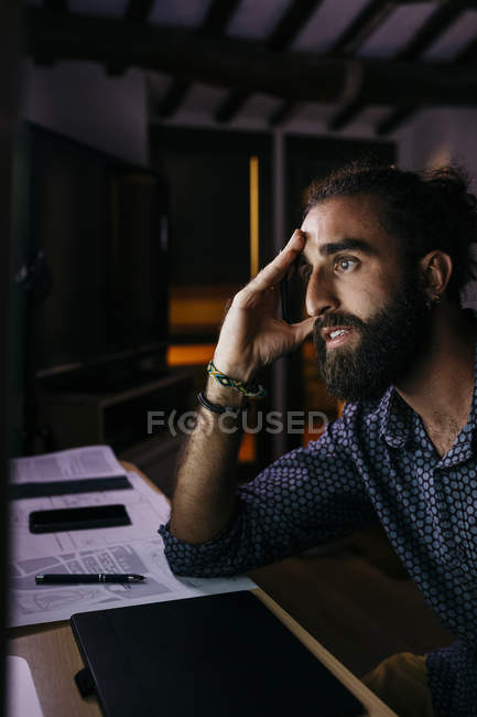 Junger Mann arbeitet nachts zu Hause hart an einem neuen Projekt — Stockfoto