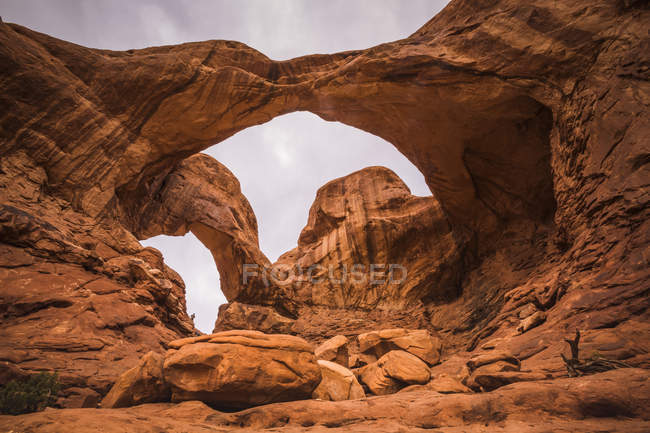 США, Юта, Природные арки и скалы в Национальном парке Arches, Double Arch — стоковое фото