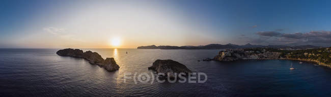Espanha, Maiorca, Região Calvia, Vista aérea de Isla Malgrats e Santa Ponca ao pôr do sol — Fotografia de Stock