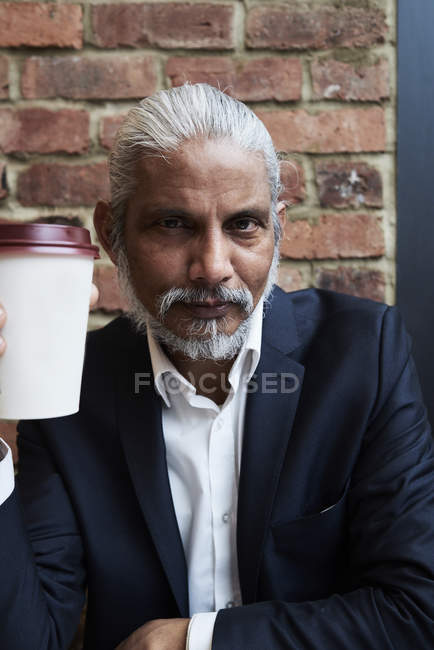 Retrato de barbudo empresário sênior com café para ir — Fotografia de Stock