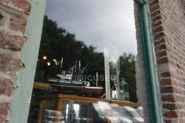 Belgium, Tongeren, model ship in shop window of an antique shop — Stock Photo