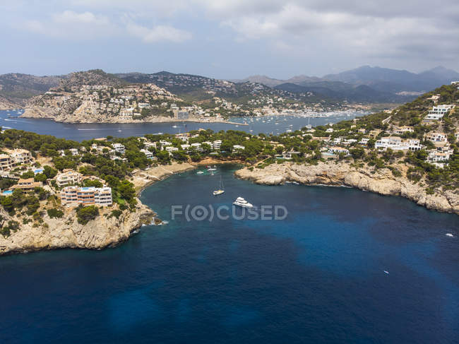 Espanha, Maiorca, Vista aérea de Cala LLamp e Cala Marmassen, villas — Fotografia de Stock
