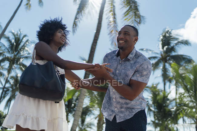 Estados Unidos, Florida, Miami Beach, feliz pareja joven en las palmeras en verano - foto de stock
