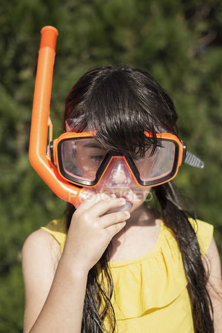 Ritratto di bambina che indossa snorkeling e occhiali da immersione sovradimensionati — Foto stock