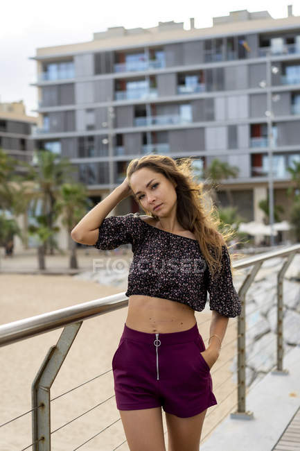 Портрет красивой молодой женщины, стоящей на набережной — стоковое фото