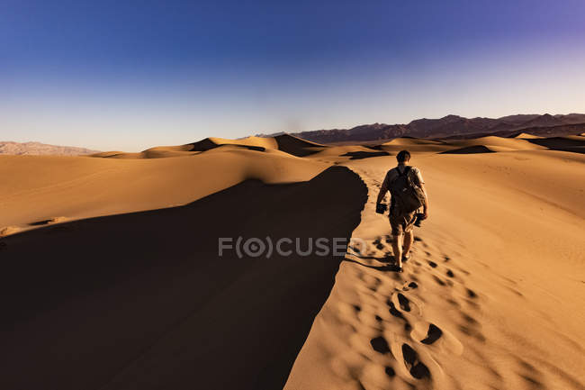 Usa, Californien, Death Valley, Death Valley National Park, Mesquite Flat Sand Dunes, uomo che cammina sulla duna — Foto stock