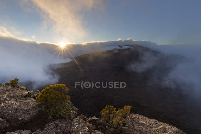 Réunion, Réunion Nationalpark, Schildvulkan Piton de la Fournaise, Blick vom Pas de Bellecombe, Sonnenaufgang — Stockfoto