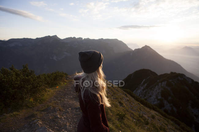 Austria, Tirol, excursionista que disfruta de la vista sobre Achensee al amanecer - foto de stock