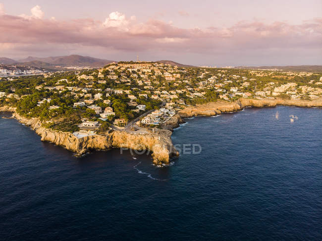 Espanha, Maiorca, Região Calvia, Vista aérea de Isla Malgrats e Santa Ponca ao entardecer — Fotografia de Stock