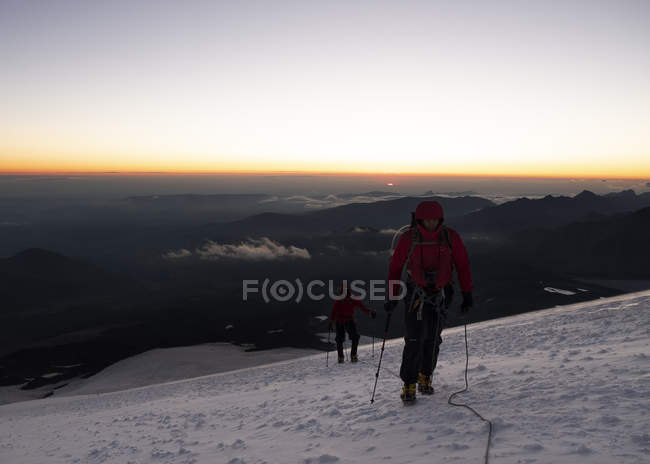 Russia, Upper Baksan Valley, Caucasus, Mountaineers ascending Mount Elbrus — Stock Photo