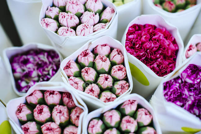 China, Hong Kong, ramos de flores de colores en el mercado de flores - foto de stock