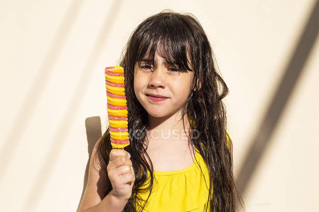 Porträt eines kleinen Mädchens mit Eis am Stiel — Stockfoto