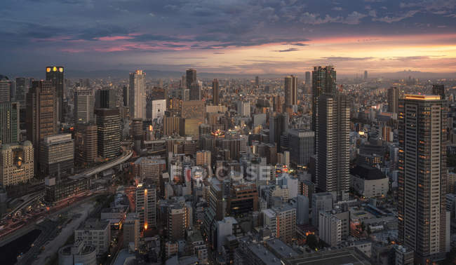 Japón, Osaka, Vista aérea de la ciudad al atardecer - foto de stock