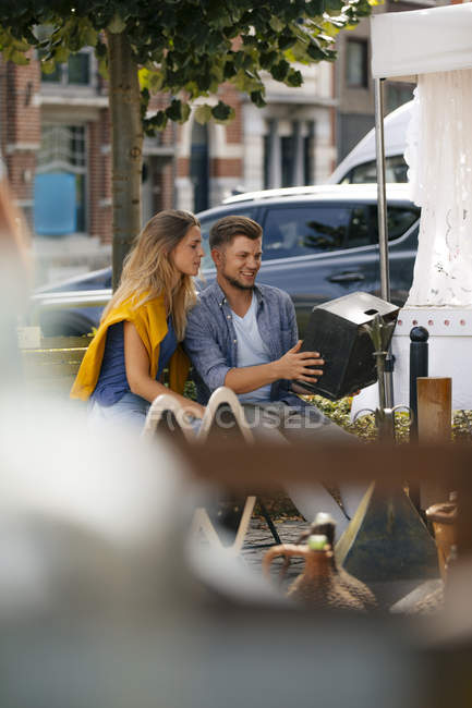 Belgio, Tongeren, giovane coppia su un mercatino dell'antiquariato — Foto stock