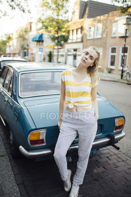 Porträt einer jungen Frau vor einem Oldtimer — Stockfoto