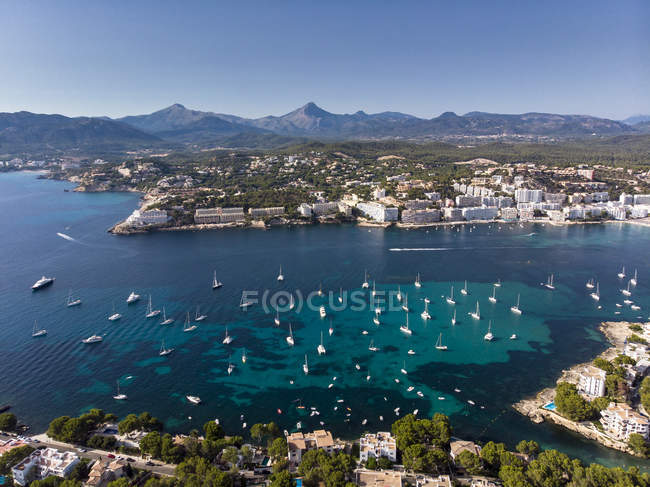 Spagna, Baleari, Maiorca, Calvia, Veduta aerea di Santa ponca, marina, Serra de Tramuntana sullo sfondo — Foto stock