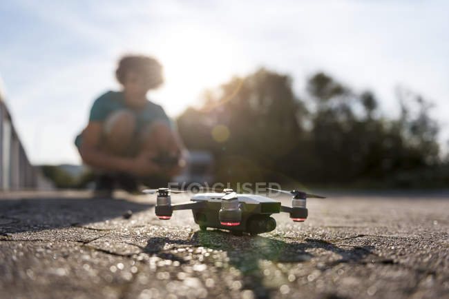 Junge landet mit Drohne auf der Straße — Stockfoto