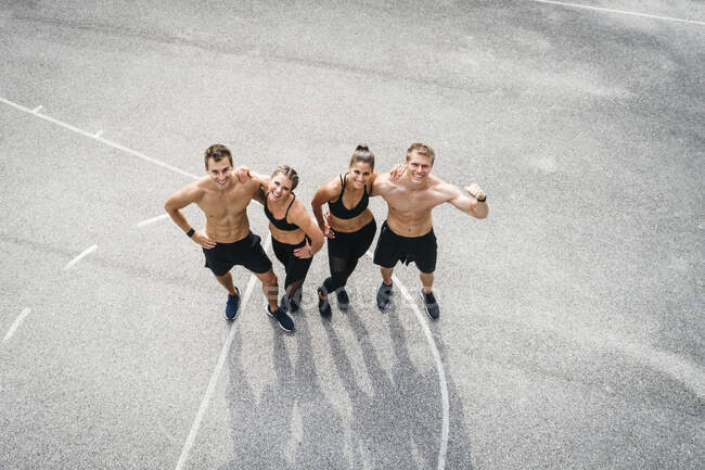 Группа молодых людей в хорошей форме, тренирующихся на спортивном поле — стоковое фото