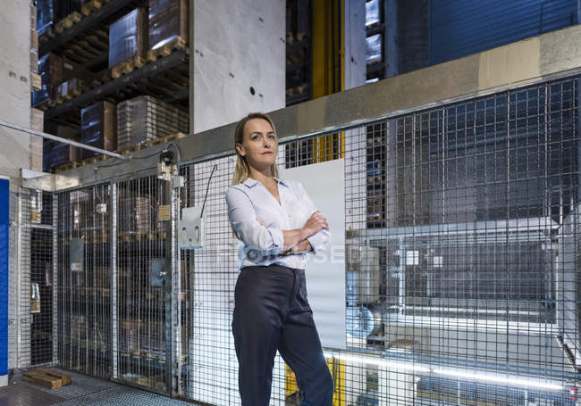 Mulher loira em armazém de alta rack — Fotografia de Stock