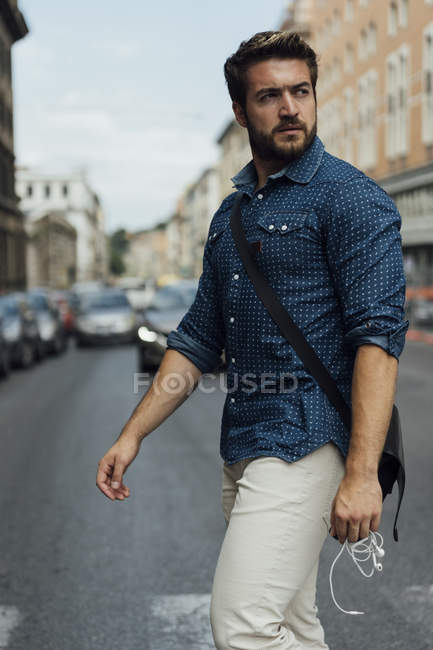 Italia, Roma, uomo d'affari che attraversa la strada — Foto stock