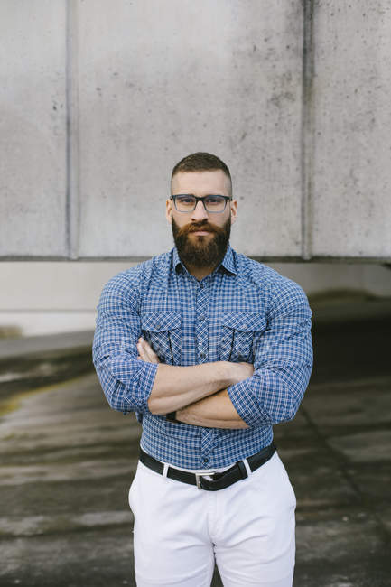 Портрет бородатого хипстера-бизнесмена в очках и клетчатой рубашке — стоковое фото