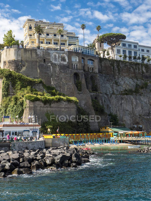 Itália, Campania, Sorrento, costa do penhasco e hotéis — Fotografia de Stock