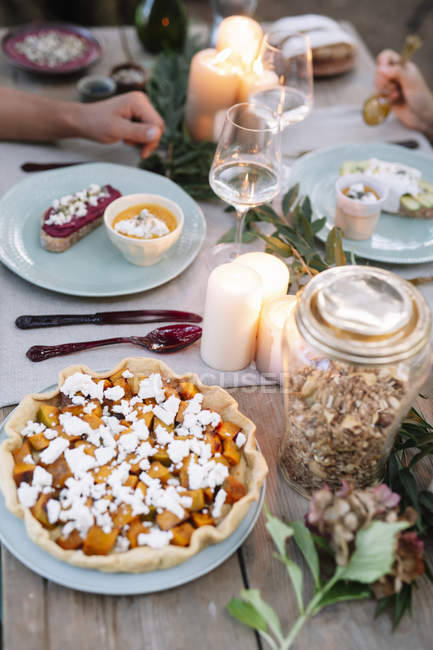 Krupnyj Plan Pary Imeyushej Romanticheskij Uzhin Pri Svechah Na Otkrytom Vozduhe Geteroseksualnaya Para Data Stock Photo 274935976