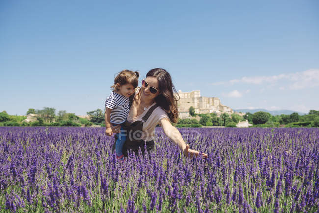France, Grignan, mother and little daughter having fun together in lavender field — Stock Photo