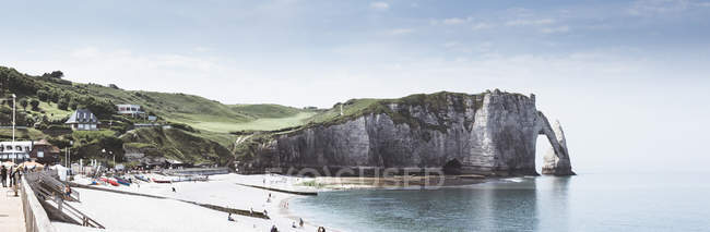 France, Upper Normandy, Seine-Maritime, Etretat, panoramic view of Porte d?Aval and rock needle Aiguille — Stock Photo