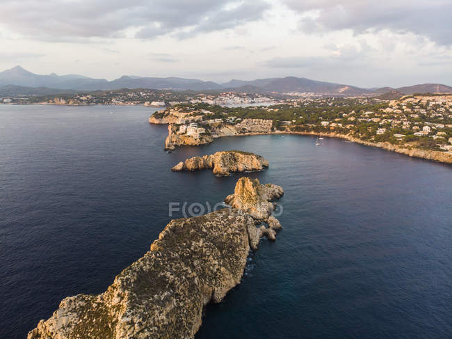 Spagna, Maiorca, Regione Calvia, Veduta aerea di Isla Malgrats e Santa Ponca al tramonto — Foto stock