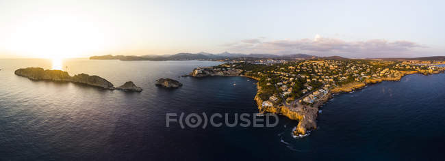 España, Mallorca, Región de Calvia, Vista aérea de Isla Malgrats y Santa Ponca al atardecer - foto de stock