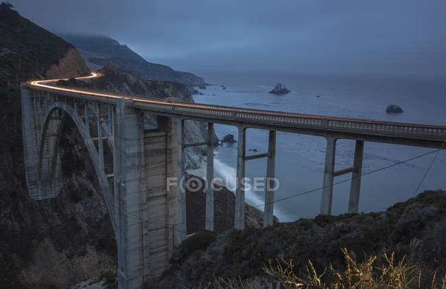 USA, Kalifornien, Big Sur, Pazifikküste, nationale malerische Nebenstraße, Bixby Creek Bridge, Kalifornien State Route 1, Highway 1 am Abend — Stockfoto