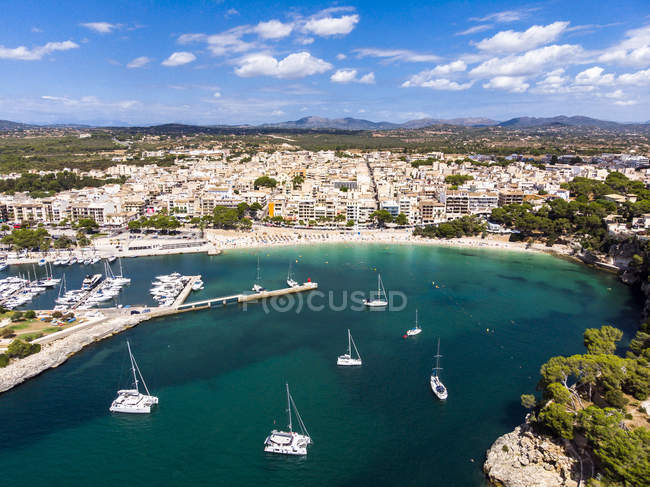Spagna, Baleari, Maiorca, Porto Cristo, Cala Manacor, costa con ville e porto naturale — Foto stock