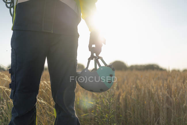Nahaufnahme eines Technikers in einem Feld mit Kletterausrüstung — Stockfoto