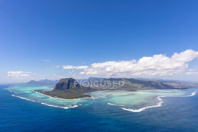 Mauritius, Costa sud-occidentale, vista sull'Oceano Indiano, Le Morne con Le Morne Brabante, fenomeno naturale, cascata subacquea, vista aerea — Foto stock