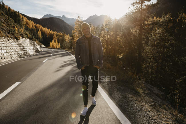 Mann fährt durch die Schweiz und steht auf Straße — Stockfoto