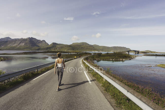 Молода жінка, яка йде пустою дорогою (Лапландія, Норвегія). — стокове фото