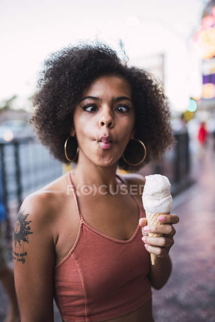 USA, Nevada, Las Vegas, ritratto di giovane donna con cono gelato e smorfie — Foto stock