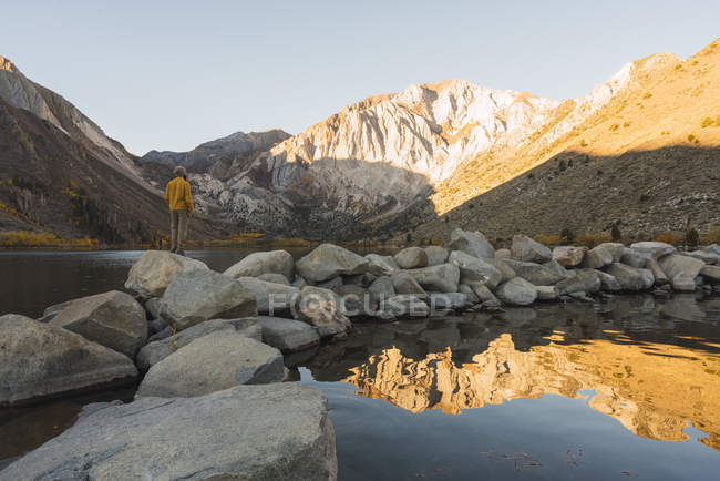 Usa, California, Yosemite National Park, Mammoth Lake, escursionista al Convict Lake — Foto stock