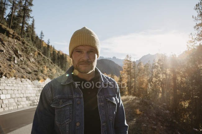 Homem que viaja pela Suíça, em pé na estrada — Fotografia de Stock