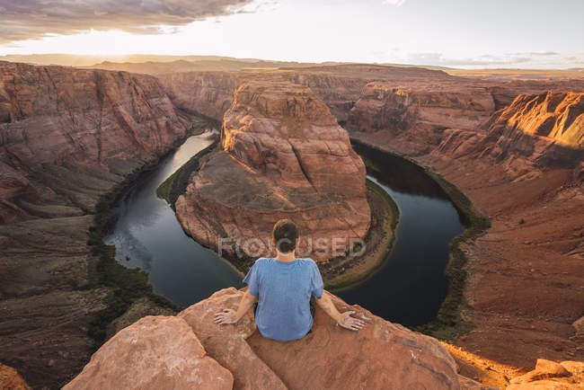 Usa, Arizona, Colorado River, Horseshoe Bend, giovane seduto sul punto di vista — Foto stock