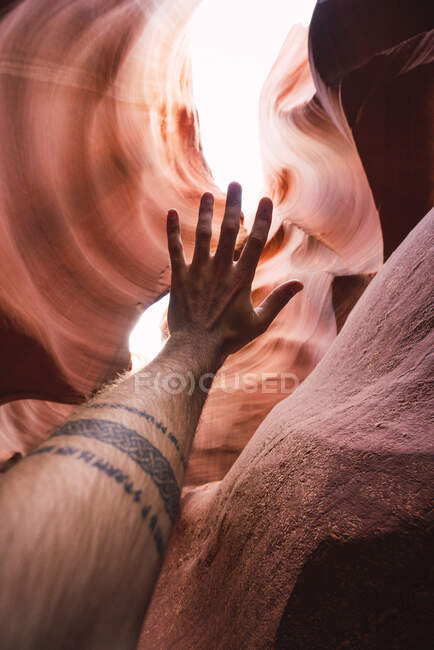 USA, Arizona, Tourist im Lower Antelope Canyon, erhobener Arm, Tätowierung — Stockfoto