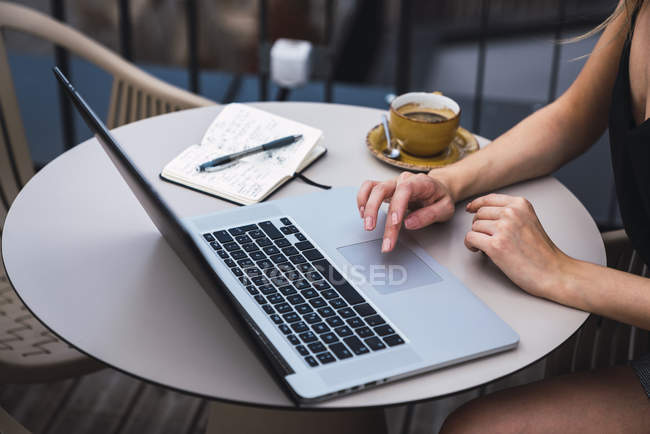 Junge Frau sitzt auf Balkon und arbeitet am Laptop, Teilsicht — Stockfoto