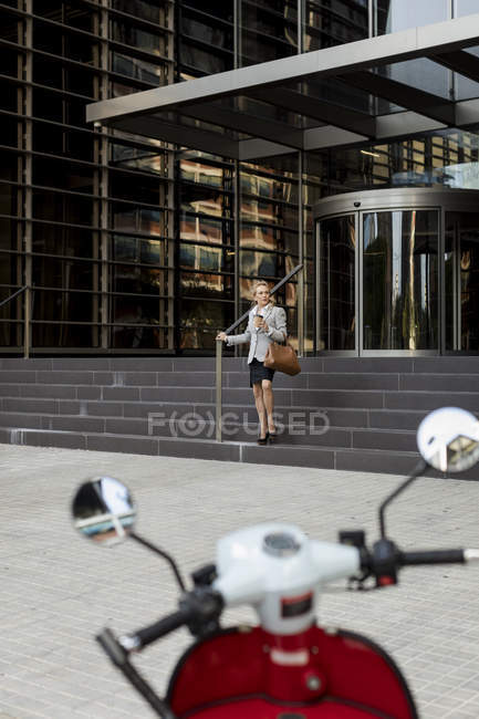 Seniorin verlässt Bürogebäude — Stockfoto