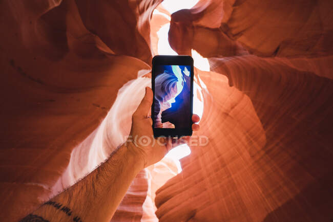 США, Аризона, турист в каньоне Лоуэр-Антилопа, фото на смартфоне — стоковое фото
