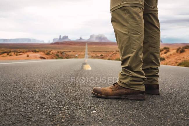 USA, Utah, Man debout sur la route menant à Monument Valley — Photo de stock