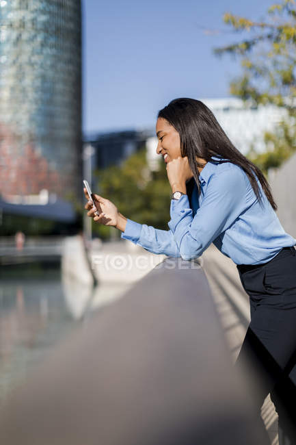 Mulher de negócios usando smartphone na cidade — Fotografia de Stock