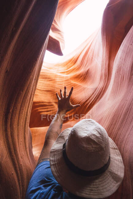 США, Аризона, турист в каньоне Лоуэр-Антилоп — стоковое фото
